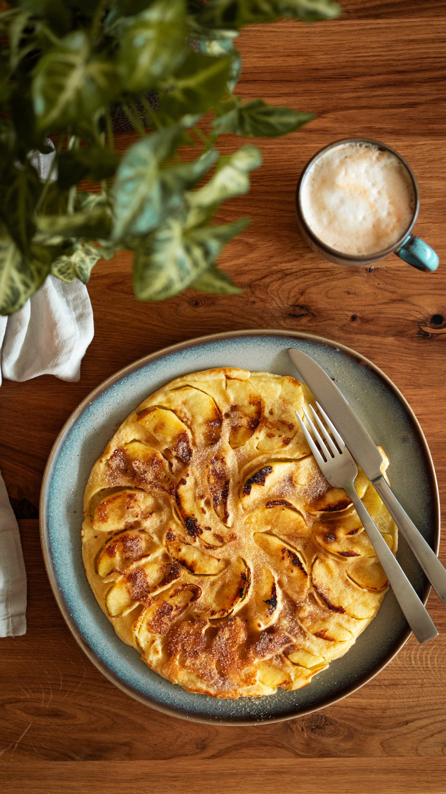 Rezept für Oma Lores Apfelpfannkuchen. Der beste Pfannkuchen ist immer der von Omas, oder?! Schnell gemacht und immer sooo lecker.