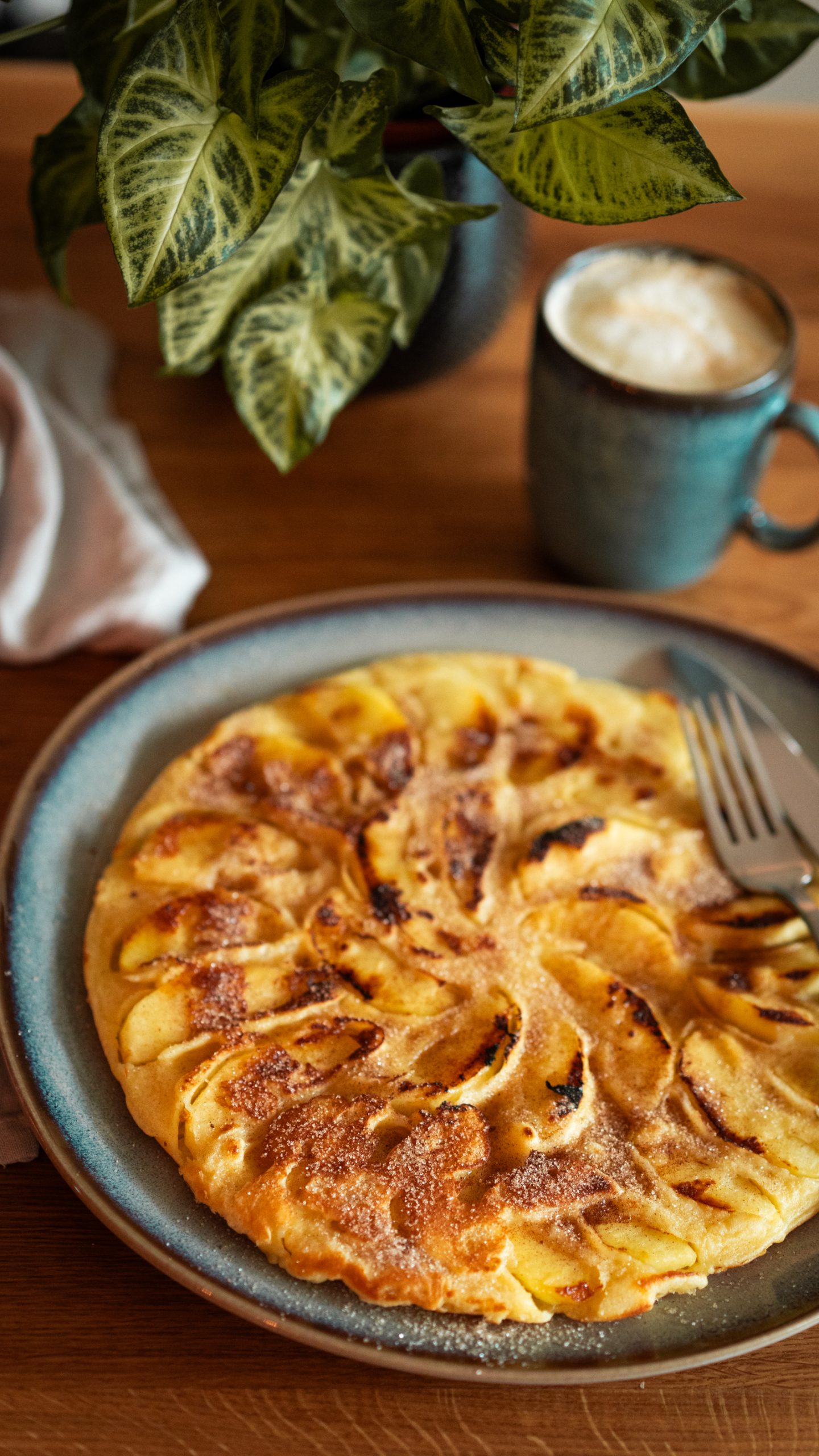 Rezept für Oma Lores Apfelpfannkuchen. Der beste Pfannkuchen ist immer der von Omas, oder?! Schnell gemacht und immer sooo lecker.