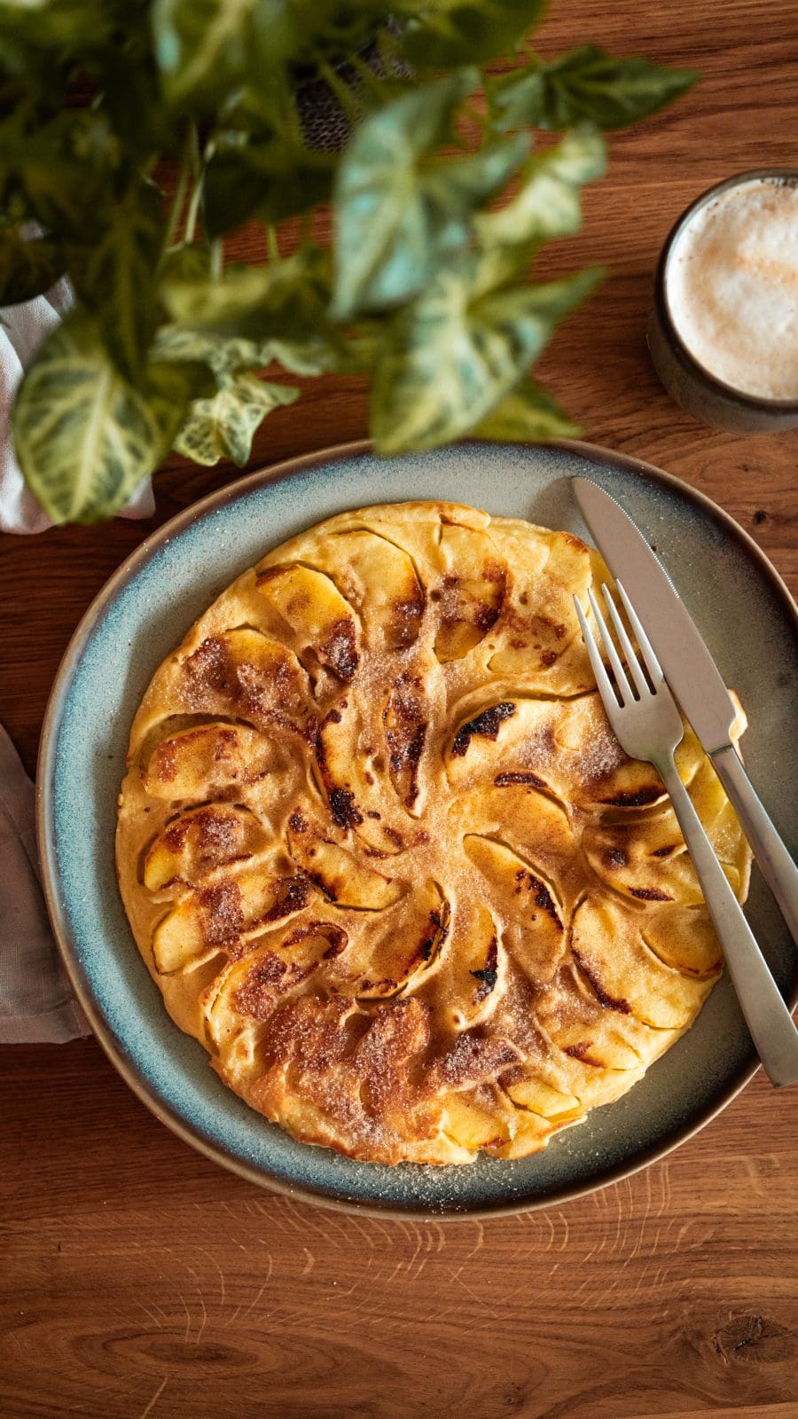 Rezept für Oma Lores Apfelpfannkuchen. Der beste Pfannkuchen ist immer der von Omas, oder?! Schnell gemacht und immer sooo lecker.