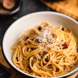 Rezept für Spaghetti Carbonara. Wir haben versucht, den italienischen Klassiker auch einmal ganz original zu kochen. Schaut selbst ...!