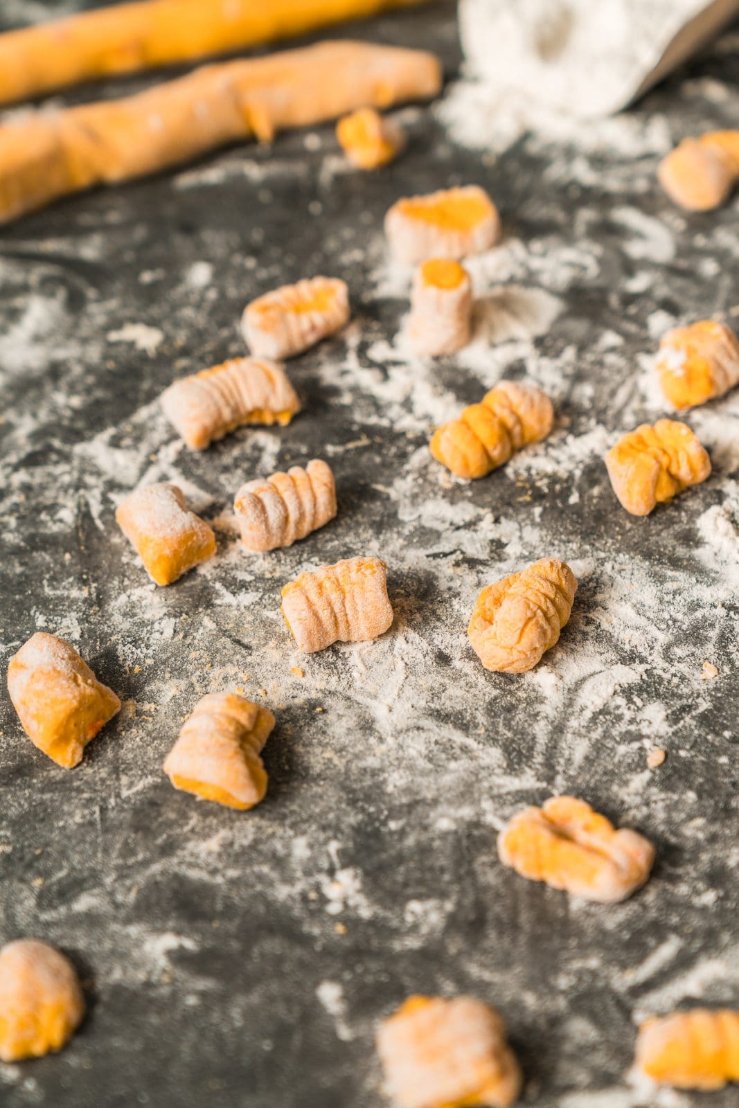 Rezept für Kürbis-Kartoffel Gnocchi mit Pecanussbutter und Fetacreme. Ein Klassiker mit frischem Geschmack. Und Lea hat noch einen Life-Hack eingebaut.