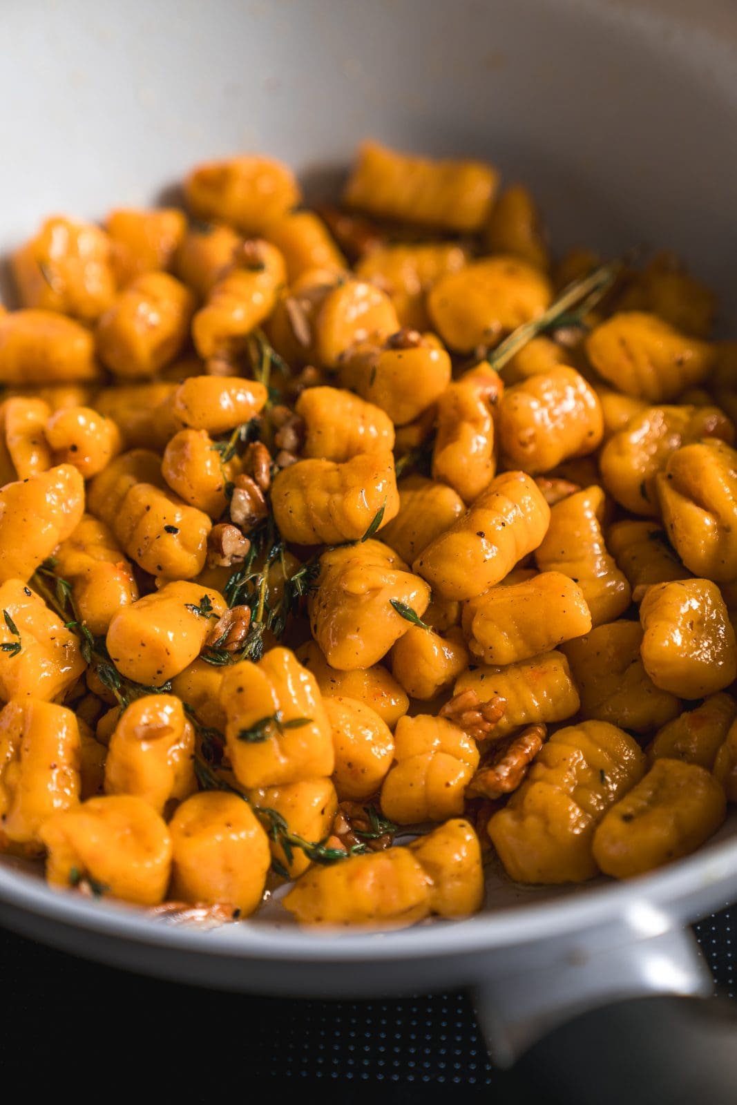 Rezept für Kürbis-Kartoffel Gnocchi mit Pecanussbutter und Fetacreme. Ein Klassiker mit frischem Geschmack. Und Lea hat noch einen Life-Hack eingebaut.