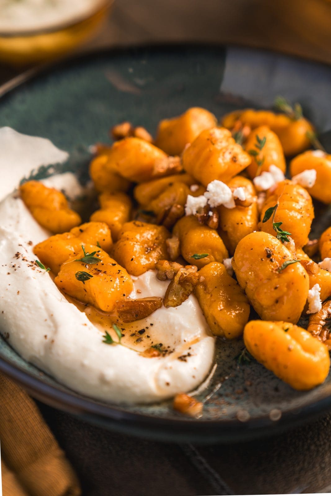 Rezept für Kürbis-Kartoffel Gnocchi mit Pecanussbutter und Fetacreme. Ein Klassiker mit frischem Geschmack. Und Lea hat noch einen Life-Hack eingebaut.