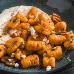 Rezept für Kürbis-Kartoffel Gnocchi mit Pecanussbutter und Fetacreme. Ein Klassiker mit frischem Geschmack. Und Lea hat noch einen Life-Hack eingebaut.