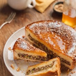 Rezept für eine Pistazien-Mandeltarte mit Orangensirup. Eine orientalisch angehauchte Mandeltarte, die perfekt auch als Dessert nach einem leckeren Essen geht.