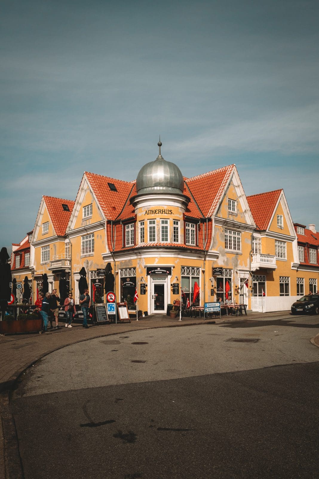 Skagen 201 | Unsere letzte Reise mit VisitDenmark führte uns in die malerische Region Skagen in Dänemark, wo wir gemeinsam mit Andrea von Zimtkeks und Apfeltarte und Simone von S-Küche die lokale Küche, atemberaubende Natur und die herzliche Gastfreundschaft erleben durften. Getragen von der Sehnsucht nach neuen kulinarischen Entdeckungen, begann unser Abenteuer.