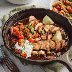 Rezept für Pollo con Mole. Unser saftiges Hähnchen in leicht feuriger Schokoladensauce. Getippt von Salsa aus Tomate, Limette und Chili. Perfekt!