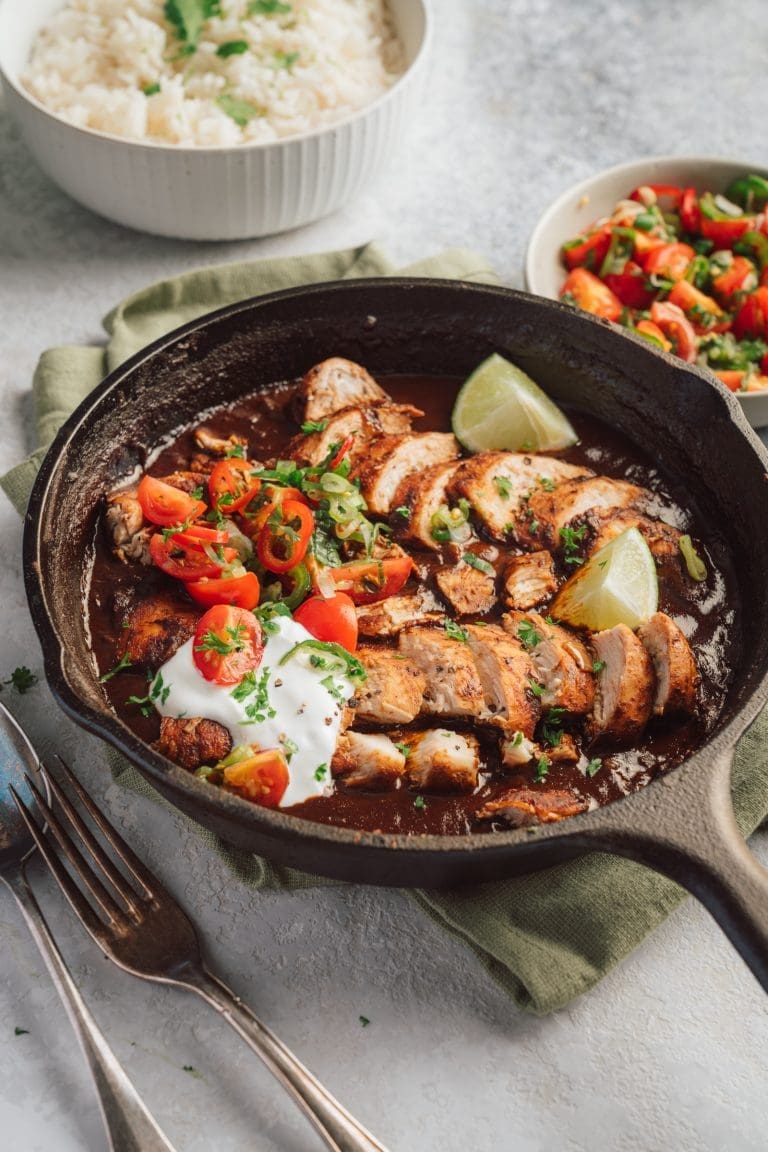 Pollo con Mole: Saftiges Hähnchen in scharfer Schokoladensauce!