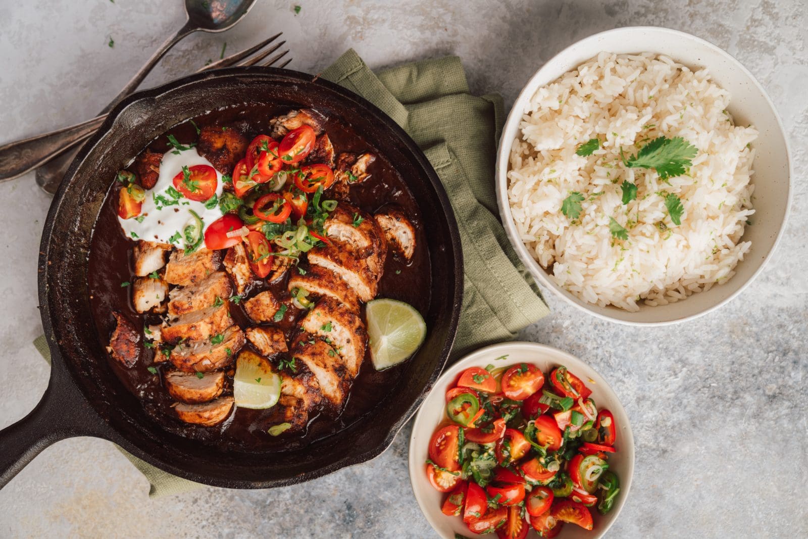 Rezept für Pollo con Mole. Unser saftiges Hähnchen in leicht feuriger Schokoladensauce. Getippt von Salsa aus Tomate, Limette und Chili. Perfekt!