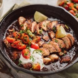 Rezept für Pollo con Mole. Unser saftiges Hähnchen in leicht feuriger Schokoladensauce. Getippt von Salsa aus Tomate, Limette und Chili. Perfekt!