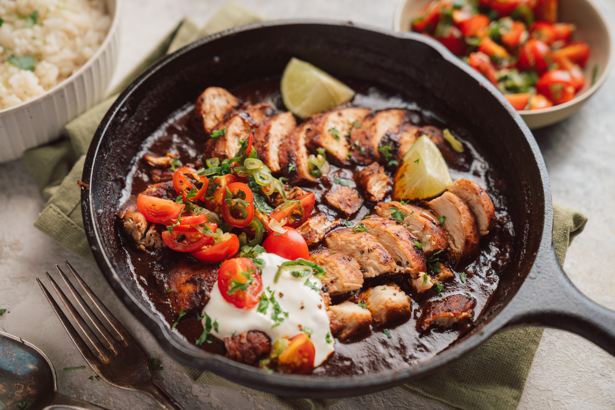 Rezept für Pollo con Mole. Unser saftiges Hähnchen in leicht feuriger Schokoladensauce. Getippt von Salsa aus Tomate, Limette und Chili. Perfekt!