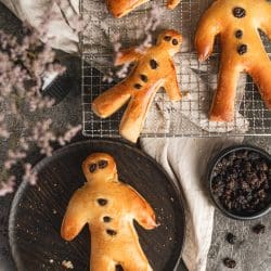 Rezept für unsere Weckmänner. Kann mit Groß und Klein vorbereitet und gebacken werden. Also ein Rezept für die ganze Familie.