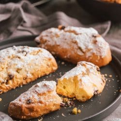 Rezept für Fixes Stollen-Gebäck. Unser Stollengebäck wird ohne Hefe ohne Marzipan und ohne Zitronat gebacken. Also für fast jeden ein Genuss ...