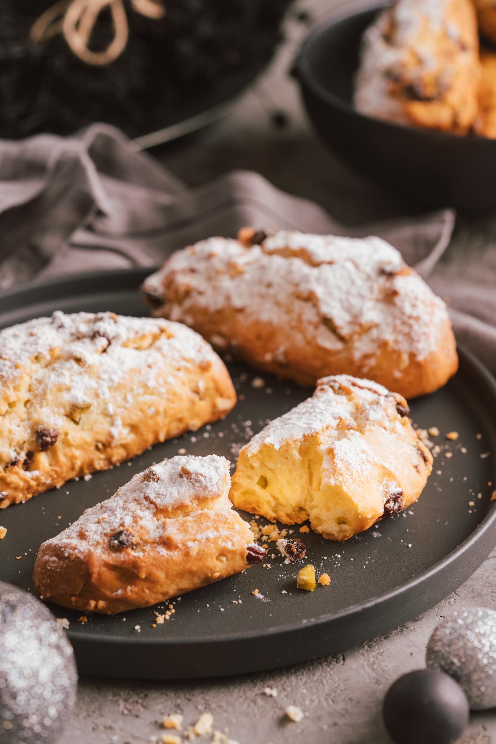 Rezept für Fixes Stollen-Gebäck. Unser Stollengebäck wird ohne Hefe ohne Marzipan und ohne Zitronat gebacken. Also für fast jeden ein Genuss ...