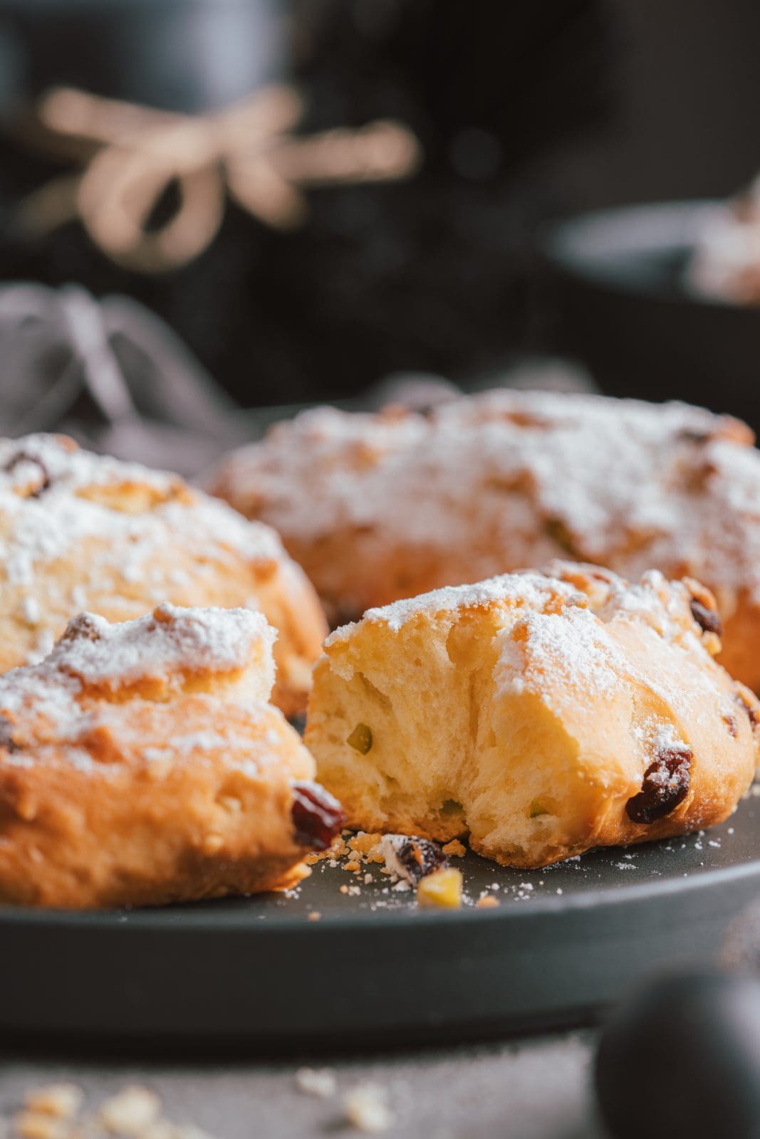 Rezept für Fixes Stollen-Gebäck. Unser Stollengebäck wird ohne Hefe ohne Marzipan und ohne Zitronat gebacken. Also für fast jeden ein Genuss ...