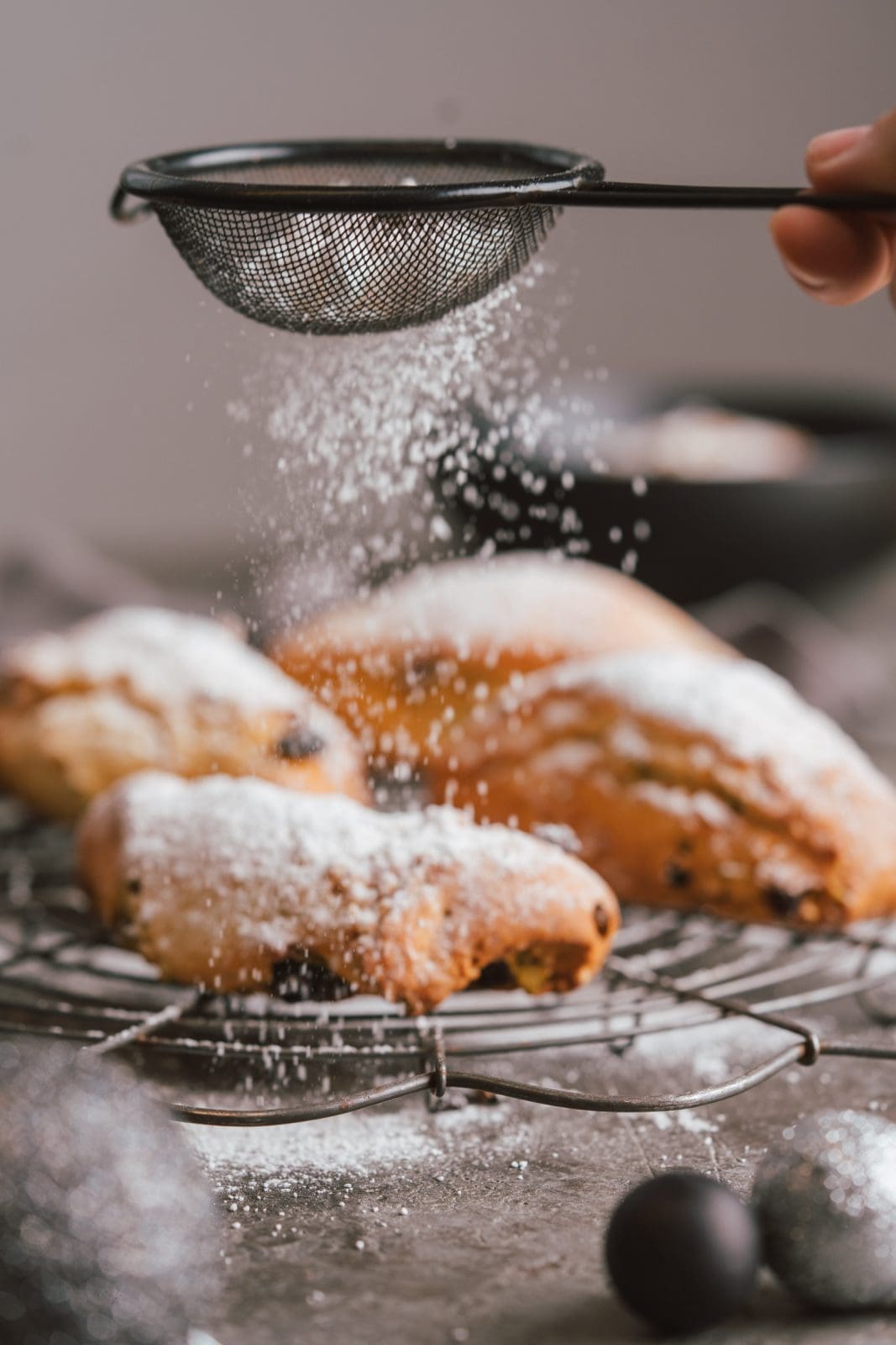 Rezept für Fixes Stollen-Gebäck. Unser Stollengebäck wird ohne Hefe ohne Marzipan und ohne Zitronat gebacken. Also für fast jeden ein Genuss ...