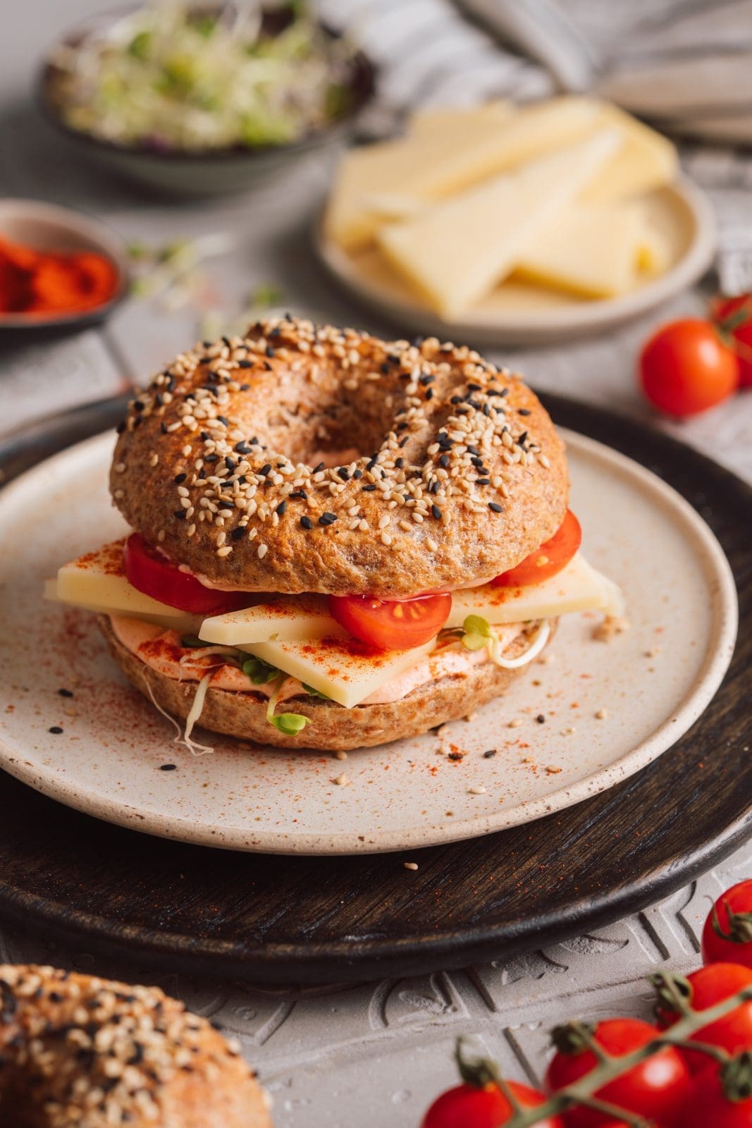 Rezept für selbstgemachte Vollkorn-Bagel mit Stilfser Käse g.U. Die Bagel sind mit wenig Aufwand super easy gemacht. Der leckerste Käse-Bagel!