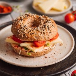 Rezept für selbstgemachte Vollkorn-Bagel mit Stilfser Käse g.U. Die Bagel sind mit wenig Aufwand super easy gemacht. Der leckerste Käse-Bagel!