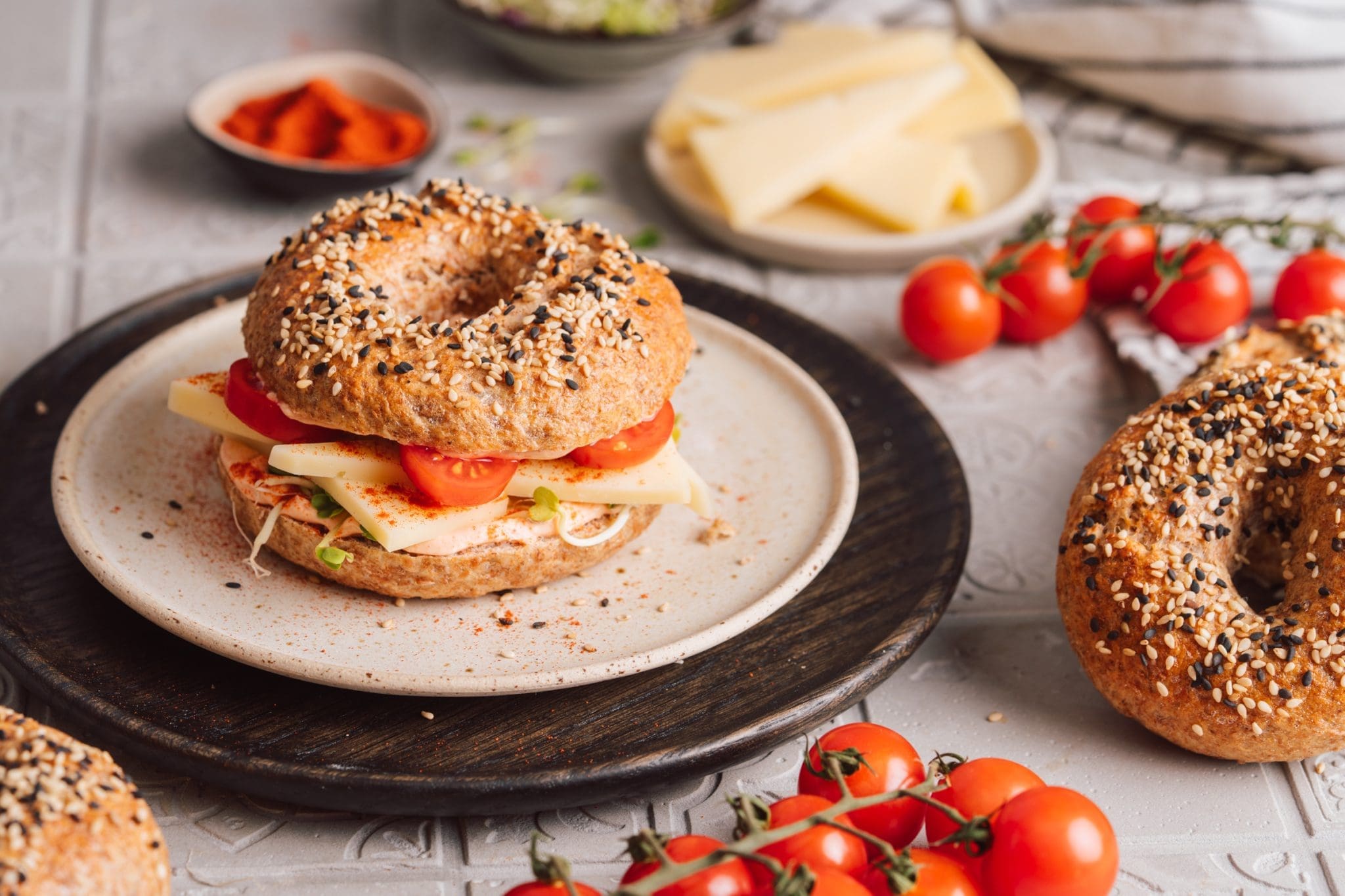 Selbstgemachte Vollkorn-Bagel | Rezept | Stilfser Käse G.U.