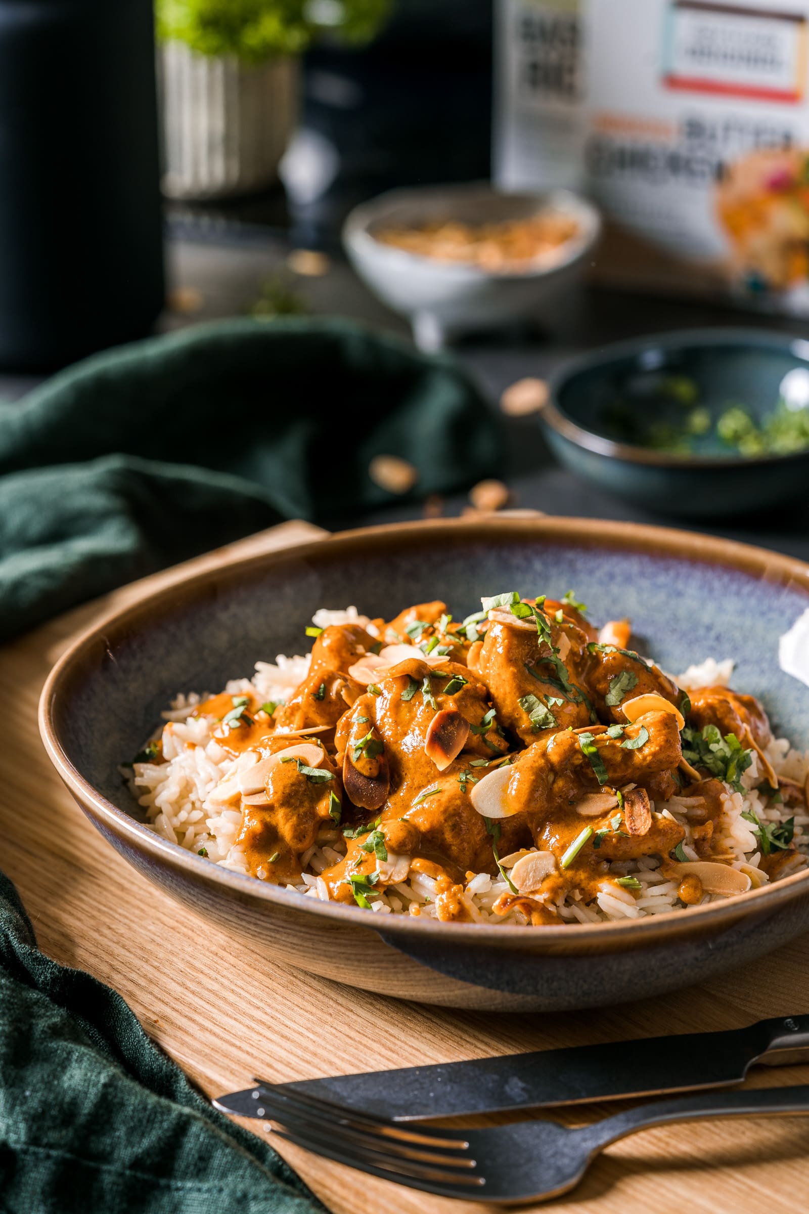 Rezept für cremiges Butter Chicken. Saschas Lieblingsgericht im indischen Restaurant. Ganz easy gemacht und in etwas mehr als 30 Minuten fix auf dem Tisch.