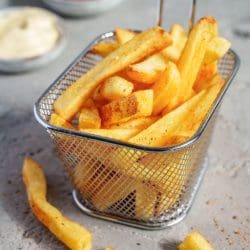 Gross DSC00578 | Wir haben den ultimativen Pommes-Test gemacht. Wir wollten unbedingt wissen, welche Pommes am allerbesten schmecken und was man dabei beachten muss, sie perfekt auf den Teller zu bekommen. Die Konstante bei unserem Test ist aber, dass wir jede Sorte in der Heißluftfritteuse zubereitet haben. Die ist bei uns ohnehin kaum noch wegzudenken. Und damit auch ihr eure leckersten Pommes backen könnt, schaut euch unbedingt unser Video an und im Rezept findet ihr auch alles Notwendige.