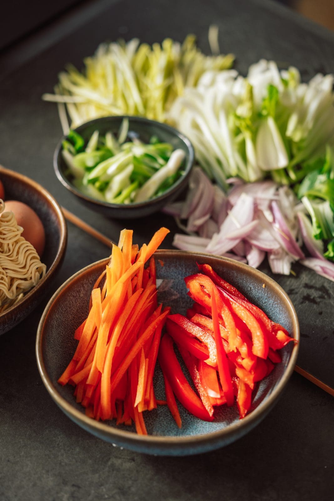 Rezept für Bami Goren Suppe. Mit einer Bami Goreng Würzpaste ist usnere Suppen-Idee super schnell mit frischem Gemüse gekocht.