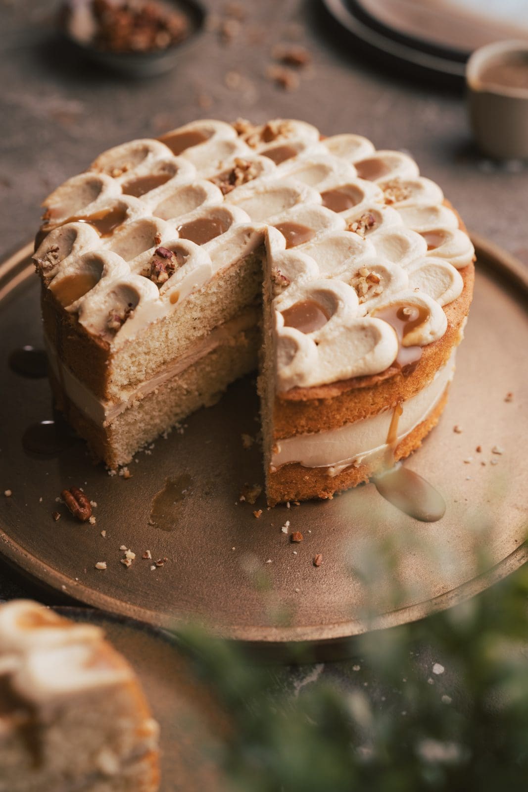 Rezept für cremiger Toffee-Kuchen. Mit unserem fix selbst gemachtem Toffee schmeckt diese Torte mal sowas von mega. Also ran ans Rezept.