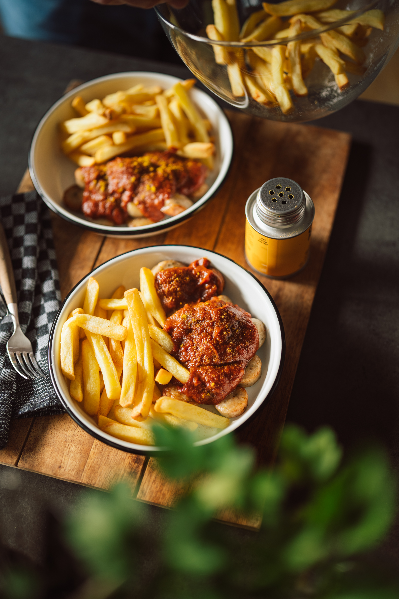 Rezept für Currywurst mit Pommes. Eine fix gekochte Currysauce ohne Ketchup! Fertig, wenn die Pommes und die Wurst auf den Teller kommen.