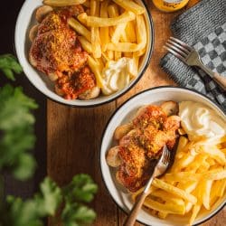 Rezept für Currywurst mit Pommes. Eine fix gekochte Currysauce ohne Ketchup! Fertig, wenn die Pommes und die Wurst auf den Teller kommen.