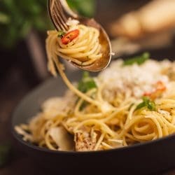 Rezept für Aglio olio mit Artischocken. Mit unserem Rezept habt ihr ne mega leckere Pasta einfach fix auf dem Tisch.