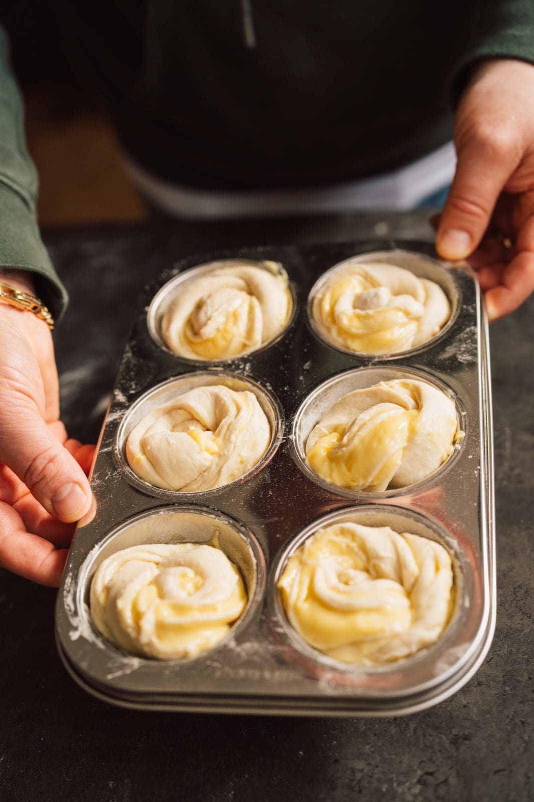 Rezept für saftige Eierlikör-Knoten. Fluffiges und saftiges Hefegebäck, gefüllt mit einem Eierlikör-Pudding. Perfekt nicht nur fürs Osterbrunch.