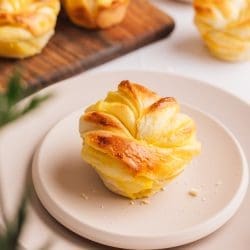 Rezept für saftige Eierlikör-Knoten. Fluffiges und saftiges Hefegebäck, gefüllt mit einem Eierlikör-Pudding. Perfekt nicht nur fürs Osterbrunch.
