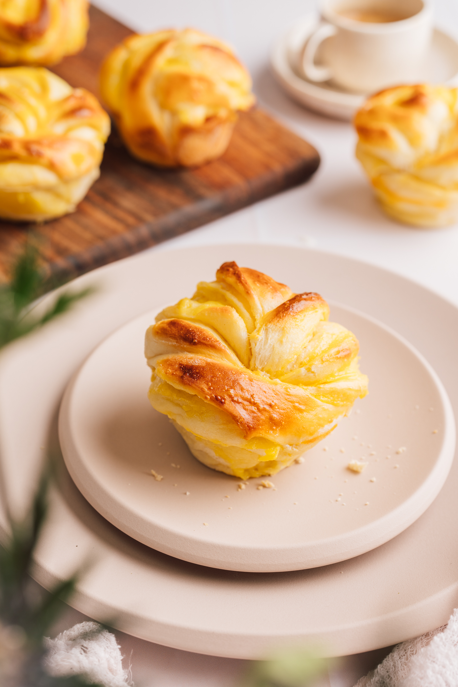 Rezept für saftige Eierlikör-Knoten. Fluffiges und saftiges Hefegebäck, gefüllt mit einem Eierlikör-Pudding. Perfekt nicht nur fürs Osterbrunch.