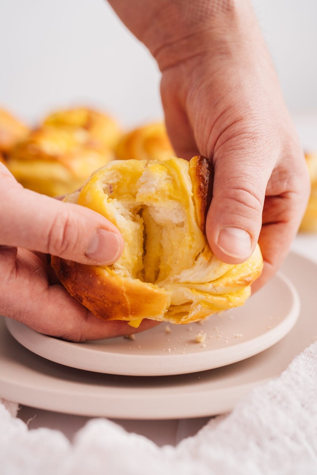 Rezept für saftige Eierlikör-Knoten. Fluffiges und saftiges Hefegebäck, gefüllt mit einem Eierlikör-Pudding. Perfekt nicht nur fürs Osterbrunch.
