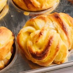 Rezept für saftige Eierlikör-Knoten. Fluffiges und saftiges Hefegebäck, gefüllt mit einem Eierlikör-Pudding. Perfekt nicht nur fürs Osterbrunch.