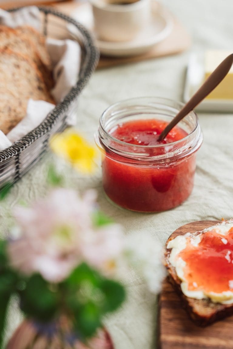 Rhabarber Marmelade Lea 14 | Frisch gebackenes Brot, das noch warm aus dem Ofen kommt – dagegen kommt kein Supermarktbrot an. Mit etwas Übung ist es leichter, als du denkst.