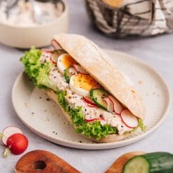 Rezept für knusprige Sandwich-Baguettes. Easy geknetet und ohne Aufwand gegangen. Einfacher geht ein Teig nicht.