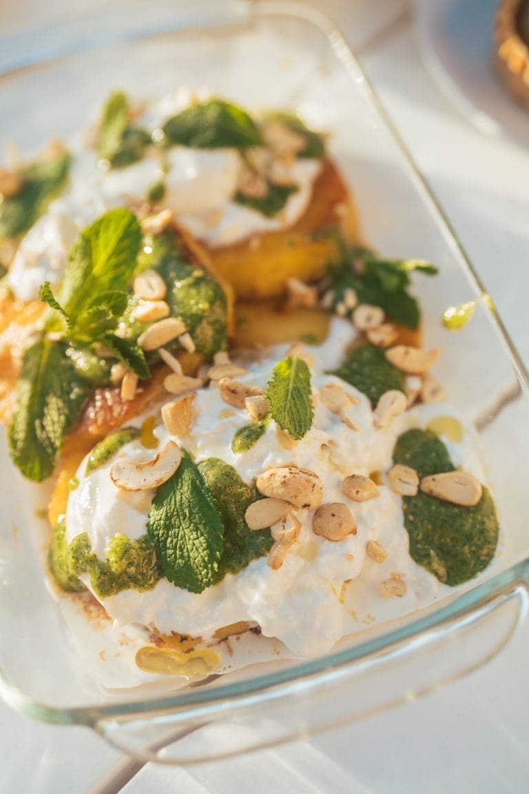 Gegrillte Ananas mit Burrata und Minzpesto