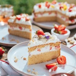 Gross Erdbeerkuchen mit Rumsahne 11 | Ihr habt uns ja vielleicht ein wenig auf unserer tollen Reise nach Fanø verfolgt, die wir gemeinsam mit Maja von moyeskitchen und Simone von S-Küche gemacht haben. Wie jedes Mal, wenn wir dort für den Toursimusverband "Visit Denmark" in den verschiedenen Regionen des Landes unterwegs sein dürfen, haben wir auch wieder am letzten Tag gemeinsam in usnerem wunderschönen Ferienhaus in der Küche gewerkelt. Dabei verwenden wir immer auch Produkte, die wir von den heimischen Produzenten, Landwirten etc. mitgenommen haben. Auf Fanø ist die Vegetation eher ein wenig rauher und somit gibt es keine Landwirte, die Gemüse und Obst anbauen. Aber dennoch gab es viel zu entdecken. Dazu werden wir euch in den näcshten Wochen noch in einem schönen Reisebericht erzählen. Heute geht es erst einmal um unsere Erdbeertorte mit Rumcreme, die wir am Kochtag gebacken haben.