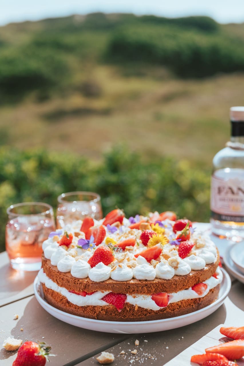Gross Erdbeerkuchen mit Rumsahne 4 | In diesem Ferienhaus Dänemark Guide teilen wir unsere Erfahrungen mit Ferienhäusern, geben euch Tipps zur Buchung, verraten euch, welche Region am besten zu euch passt. Natürlich gibt’s auch noch was Kulinarisches von uns: ein paar unserer liebsten Rezepte aus dem Ferienhausurlaub.