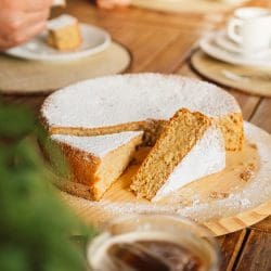 Mallorquinischer Mandelkuchen 4 | Saftiger Mallorquinischer Mandelkuchen. Oder einfach Gató de almendras. Klingt doch nochmal so gut, oder?! Wir waren ja in diesem Jahr zum ersten Mal auf Mallorca in Urlaub und haben uns auch gleich ein wenig verliebt. Die Insel hat einfach so eine vielfältige Natur (vor allem im Frühling), bietet tolle Foodspots, das Wetter ist (war) fantastisch und unser Haus, das wir für die Zeit gemietet hatten, ein absoluter Traum. Auch konnten wir dort perfekt arbeiten und haben so ein paar richtig schöne mallorquinische Rezepte für euch zubereitet und die Ergebnisse natürlich fotografiert. Unser saftiger Mallorquinischer Mandelkuchen macht den Anfang.