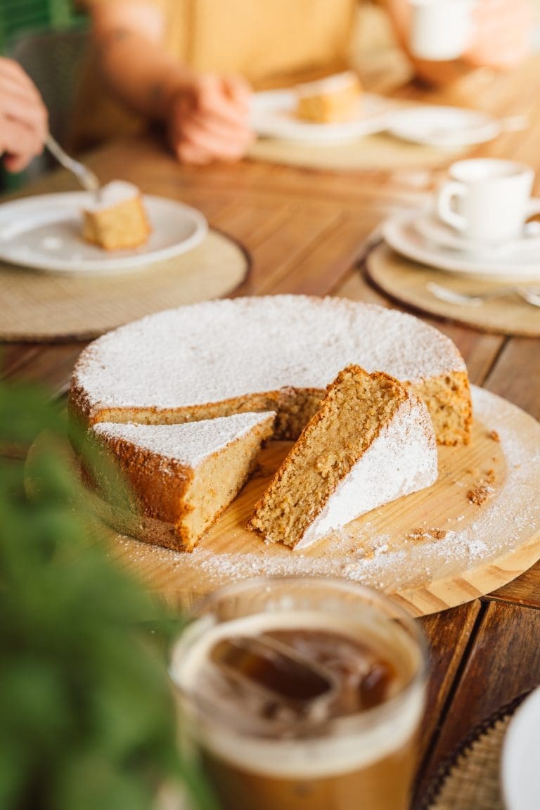 Mallorquinischer Mandelkuchen 5 | Vergiss, was du über Mandelkuchen weißt! 🤯 Wir haben ein Tarta de Santiago Rezept kreiert, das nicht nur saftig ist, sondern auch komplett ohne Mehl auskommt. Ein Stück Spanien für eure Kaffeetafel!