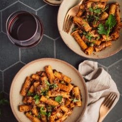 Rezept für Pasta alla Puttanesca mit Thunfisch. Wir haben gleich 2x mit der Tradition gebrochen. Keiune Spaghetti und mit Thunfisch.
