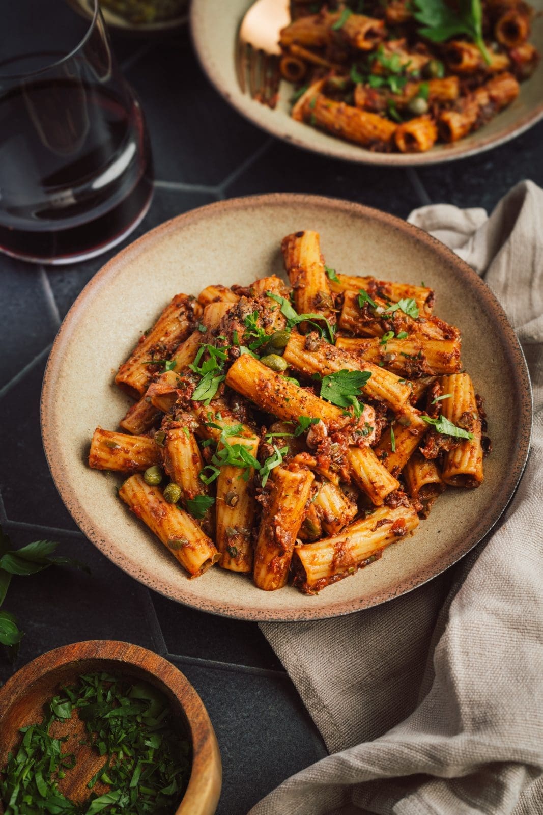 Pasta alla Puttanesca mit Thunfisch, Kapern und Oliven. Aromatische Tomatensauce mit Sardellen, schnell gekocht und richtig mediterran.