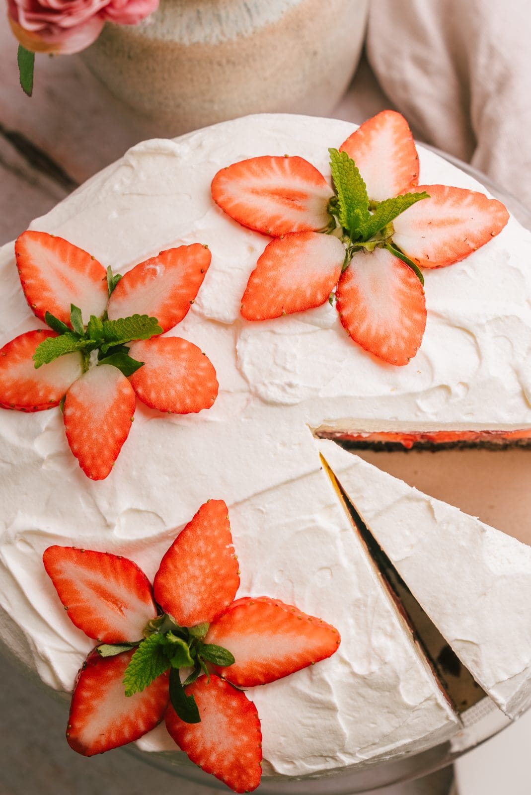 Rezept für eine Erdbeeer-Mohn-Torte. Mit einem Schokomürbe- und einem Mohnboden und viel Erdbeere und Joghurt-Sahne, unsere Erdbeertorte 2024.