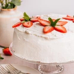 Rezept für eine Erdbeeer-Mohn-Torte. Mit einem Schokomürbe- und einem Mohnboden und viel Erdbeere und Joghurt-Sahne, unsere Erdbeertorte 2024.