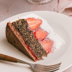 Rezept für eine Erdbeeer-Mohn-Torte. Mit einem Schokomürbe- und einem Mohnboden und viel Erdbeere und Joghurt-Sahne, unsere Erdbeertorte 2024.