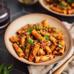 Pasta alla Puttanesca mit Thunfisch, Kapern und Oliven. Aromatische Tomatensauce mit Sardellen, schnell gekocht und richtig mediterran.