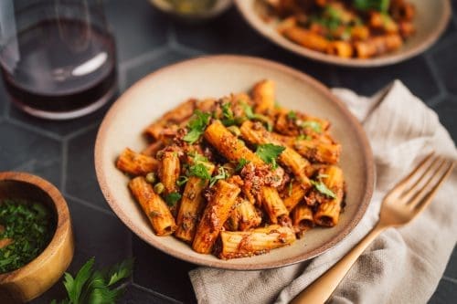 Pasta alla Puttanesca mit Thunfisch, Kapern und Oliven. Aromatische Tomatensauce mit Sardellen, schnell gekocht und richtig mediterran.