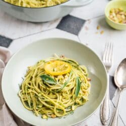 Rezept für Zitronen-Salbei-Pasta mit Pistazien-Pesto. Die perfekte Kombination für eine leckere und cremige Pasta. Fix und easy gemacht.